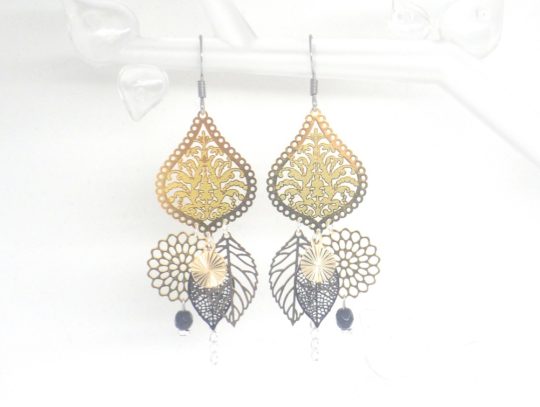 Boucles d'oreilles chandeliers dorés noir avec fines estampes feuilles rosaces sequins dorés et perles en verre de Bohême crochets en acier inoxydable par Odacassie les créations de Cassandre bijoux et accessoires faits main bijoux poétiques bijoux bohèmes bijoux romantiques idée cadeau femme pièce unique