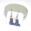 Boucles d'oreilles chats bleus et dorés résine pailletée perles en verre de Bohême dormeuses en acier inoxydable bijou enfant métal hypoallergénique par Odacassie les créations de Cassandre bijoux et accessoires faits main bijoux poétiques bijoux bohèmes bijoux romantiques idée cadeau petite fille idée cadeau fillette