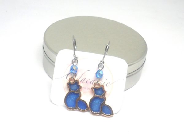 Boucles d'oreilles chats bleus et dorés résine pailletée perles en verre de Bohême dormeuses en acier inoxydable bijou enfant métal hypoallergénique par Odacassie les créations de Cassandre bijoux et accessoires faits main bijoux poétiques bijoux bohèmes bijoux romantiques idée cadeau petite fille idée cadeau fillette