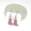 Boucles d'oreilles chats violets et dorés résine pailletée perles en verre de Bohême dormeuses en acier inoxydable bijou enfant métal hypoallergénique par Odacassie les créations de Cassandre bijoux et accessoires faits main bijoux poétiques bijoux bohèmes bijoux romantiques idée cadeau petite fille idée cadeau fillette