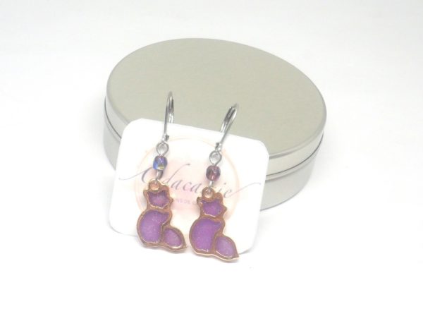 Boucles d'oreilles chats violets et dorés résine pailletée perles en verre de Bohême dormeuses en acier inoxydable bijou enfant métal hypoallergénique par Odacassie les créations de Cassandre bijoux et accessoires faits main bijoux poétiques bijoux bohèmes bijoux romantiques idée cadeau petite fille idée cadeau fillette