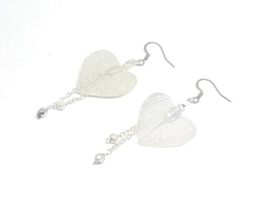 Boucles d'oreilles cœurs argentés feuilles perles stardust poussière d'étoile perles en verre de Bohême boucles d'oreilles Saint Valentin amoureux par Odacassie les créations de Cassandre bijoux et accessoires faits main bijoux romantiques bijoux bohèmes bijoux poétiques pièce unique