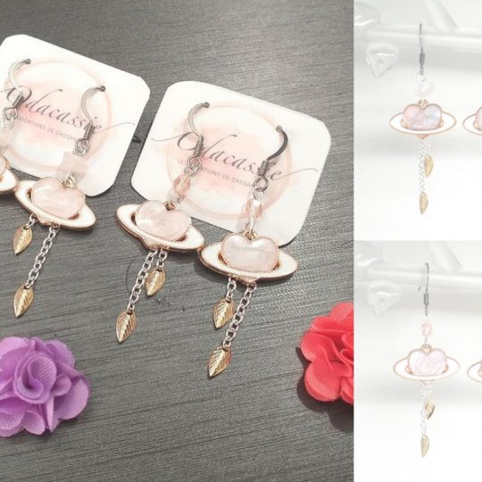 Boucles d'oreilles planètes coeurs galaxie doré argenté rose avec au choix perles en verre de Bohême ou chips de quartz rose collection Saint-Valentin par Odacassie les créations de Cassandre bijoux et accessoires faits main bijoux poétiques bijoux bohèmes bijoux romantiques idée cadeau femme