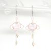 Boucles d'oreilles planètes coeurs galaxie doré argenté rose avec au choix perles en verre de Bohême ou chips de quartz rose collection Saint-Valentin par Odacassie les créations de Cassandre bijoux et accessoires faits main bijoux poétiques bijoux bohèmes bijoux romantiques idée cadeau femme