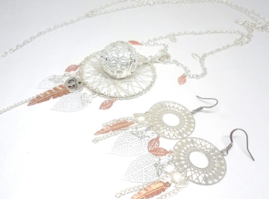 Bijou de grossesse et boucles d'oreilles attrape-rêves coordonnés commande sur mesure blanc argenté or rose cage fleurs de tiaré plumes feuilles perles oiseaux origami bola de grossesse pièce unique par Odacassie les créations de Cassandre bijoux et accessoires faits main bijoux poétiques bijoux bohèmes bijoux romantiques idée cadeau femme enceinte idée cadeau naissance idée cadeau grossesse