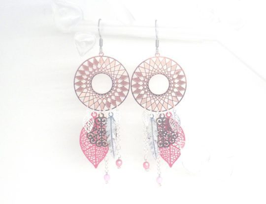 Boucles d'oreilles sur mesure estampes étoilées feuilles plumes arabesques perles en verre de Bohême par Odacassie les créations de Cassandre bijoux et accessoires faits main bijoux poétiques bijoux bohèmes bijoux romantiques idée cadeau femme handmade