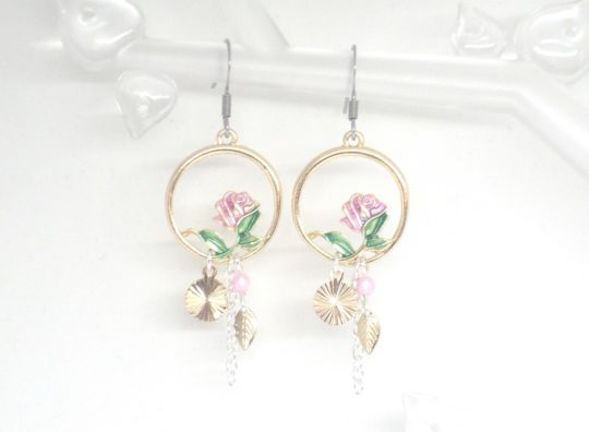 Boucles d'oreilles printanières fleurs roses doré rose vert sequins dorés perles en verre de Bohême feuilles boucles d'oreilles romantiques boucles d'oreilles bohèmes acier inox par Odacassie les créations de Cassandre bijoux et accessoires faits main bijoux poétiques bijoux bohèmes bijoux romantiques idée cadeau femme idée cadeau fête des mamies idée cadeau fête des grands mères