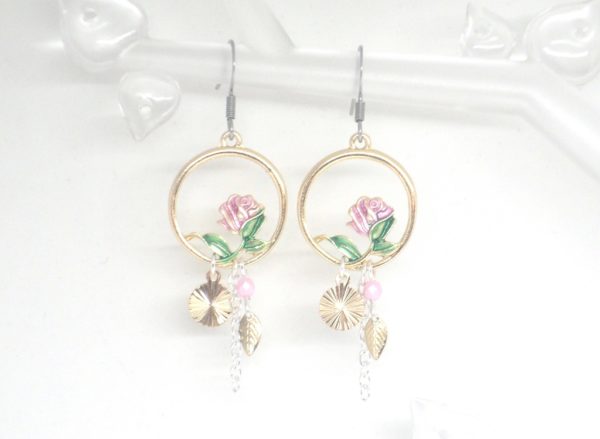 Boucles d'oreilles printanières fleurs roses doré rose vert sequins dorés perles en verre de Bohême feuilles boucles d'oreilles romantiques boucles d'oreilles bohèmes acier inox par Odacassie les créations de Cassandre bijoux et accessoires faits main bijoux poétiques bijoux bohèmes bijoux romantiques idée cadeau femme idée cadeau fête des mamies idée cadeau fête des grands mères