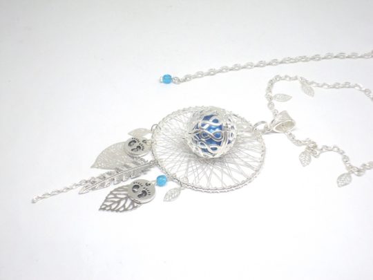 Bola de grossesse signe de l'infini bleu argenté petits pieds jumeaux grossesse gémellaire plume feuilles perles structure attrape-rêves dreamcatcher pièce unique sur mesure par Odacassie les créations de Cassandre bijoux et accessoires faits main bijoux faits main bijoux poétiques bijoux bohèmes bijoux romantiques idée cadeau grossesse idée cadeau naissance idée cadeau femme enceinte