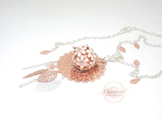 Bola de grossesse attrape-rêves or rose argenté blanc cage fleurs feuilles plume perles esprit bohème pièce unique par Odacassie les créations de Cassandre bijoux et accessoires faits main bijoux poétiques bijoux bohèmes bijoux romantiques idée cadeau femme enceinte idée cadeau grossesse idée cadeau naissance