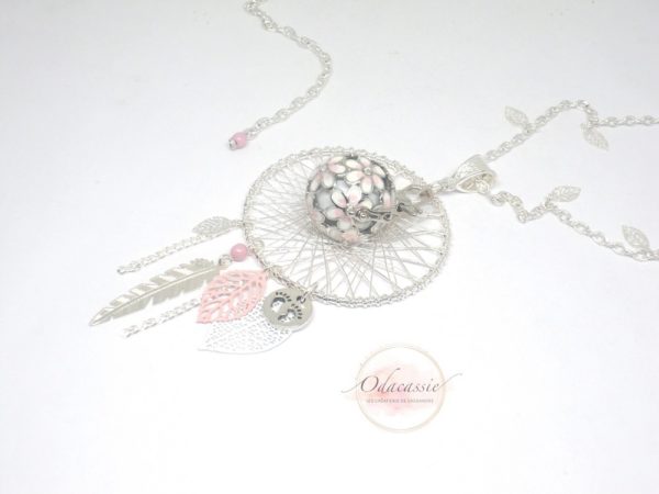 Bola de grossesse rose pastel blanc argenté structure attrape-rêves dreamcatcher cage fleurs et strass feuilles plume petits pieds perles en verre de Bohême bola musical par Odacassie les créations de Cassandre bijoux et accessoires faits main bijoux faits main bijoux romantiques bijoux poétiques bijoux bohèmes idée cadeau femme enceinte idée cadeau naissance idée cadeau grossesse