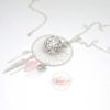 Bola de grossesse rose pastel blanc argenté structure attrape-rêves dreamcatcher cage fleurs et strass feuilles plume petits pieds perles en verre de Bohême bola musical par Odacassie les créations de Cassandre bijoux et accessoires faits main bijoux faits main bijoux romantiques bijoux poétiques bijoux bohèmes idée cadeau femme enceinte idée cadeau naissance idée cadeau grossesse