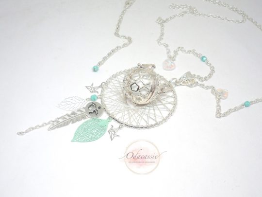 Bola musical de grossesse blanc argenté vert d'eau turquoise clair cage fleurs fines estampes feuilles oiseaux origami perles petits pieds plume bola de grossesse attrape-rêves dreamcatcher par Odacassie les créations de Cassandre bijoux et accessoires faits main bijoux poétiques bijoux bohèmes bijoux romantiques idée cadeau femme enceinte idée cadeau grossesse idée cadeau naissance