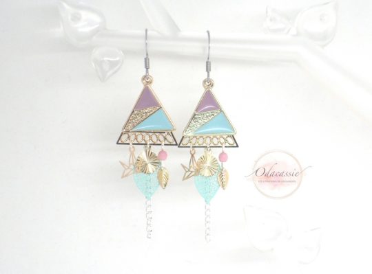 Boucles d'oreilles triangles dorées vert menthe vieux rose argenté acier inoxydable oiseaux origami feuilles perles en verre de Bohême sequins bijou en édition limitée par Odacassie les créations de Cassandre bijoux et accessoires faits main bijoux poétiques bijoux bohèmes bijoux romantiques idée cadeau femme