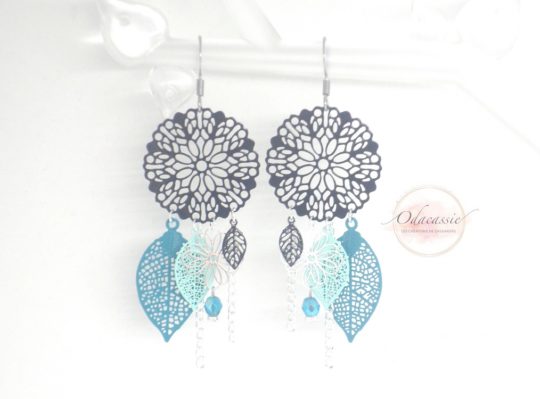 Boucles d'oreilles noir vert émeraude vert d'eau argenté fines estampes rosaces fleuries, fleurs et feuilles, perles en verre de Bohême boucles d'oreilles acier inoxydable tendance attrape-rêves dreamcatcher bijou en édition limitée par Odacassie les créations de Cassandre bijoux et accessoires faits main bijoux poétiques bijoux bohèmes bijoux romantiques idée cadeau femme