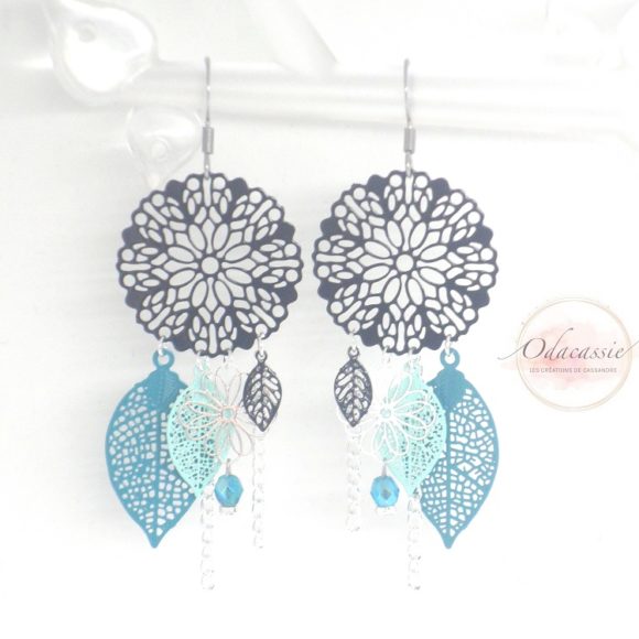 Boucles d'oreilles noir vert émeraude vert d'eau argenté fines estampes rosaces fleuries, fleurs et feuilles, perles en verre de Bohême boucles d'oreilles acier inoxydable tendance attrape-rêves dreamcatcher bijou en édition limitée par Odacassie les créations de Cassandre bijoux et accessoires faits main bijoux poétiques bijoux bohèmes bijoux romantiques idée cadeau femme