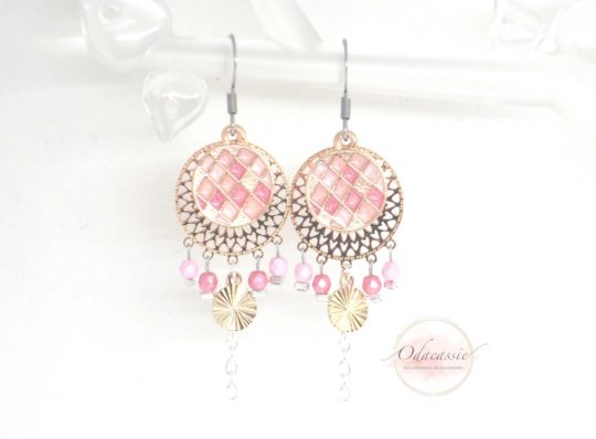 Boucles d'oreilles losanges doré teintes de rose argenté estampes attrape-rêves dreamcatcher perles en verre de Bohême sequins dorés lation acier inoxydable par Odacassie les créations de Cassandre bijoux et accessoires faits main bijoux poétiques bijoux bohèmes bijoux romantiques idée cadeau femme