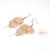 Boucles d'oreilles losanges doré teintes de rose argenté estampes attrape-rêves dreamcatcher perles en verre de Bohême sequins dorés lation acier inoxydable par Odacassie les créations de Cassandre bijoux et accessoires faits main bijoux poétiques bijoux bohèmes bijoux romantiques idée cadeau femme