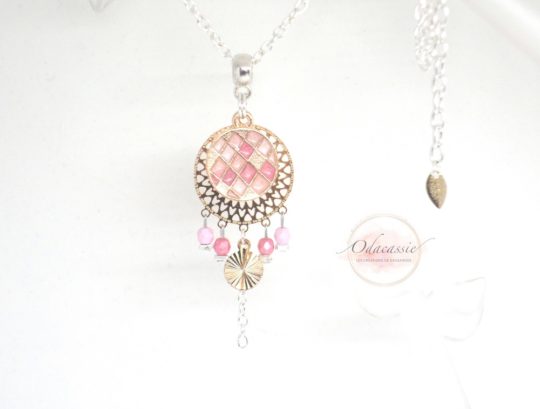 Collier losanges doré teintes de rose argenté estampe attrape-rêves dreamcatcher sequin doré perles en verre de Bohême bijou en édition limitée par Odacassie les créations de Cassandre bijoux et accessoires faits main bijoux poétiques bijoux bohèmes bijoux romantiques idée cadeau femme