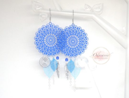 Boucles d'oreilles oversize camaïeu de bleu argenté avec fines estampes rosaces bleu électrique feuilles plumes et perles en verre de Bohême crochets en acier inoxydable pièce unique par Odacassie les créations de Cassandre bijoux et accessoires faits main bijoux poétiques bijoux bohèmes bijoux romantiques idée cadeau femme fille