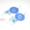 Boucles d'oreilles oversize camaïeu de bleu argenté avec fines estampes rosaces bleu électrique feuilles plumes et perles en verre de Bohême crochets en acier inoxydable pièce unique par Odacassie les créations de Cassandre bijoux et accessoires faits main bijoux poétiques bijoux bohèmes bijoux romantiques idée cadeau femme fille