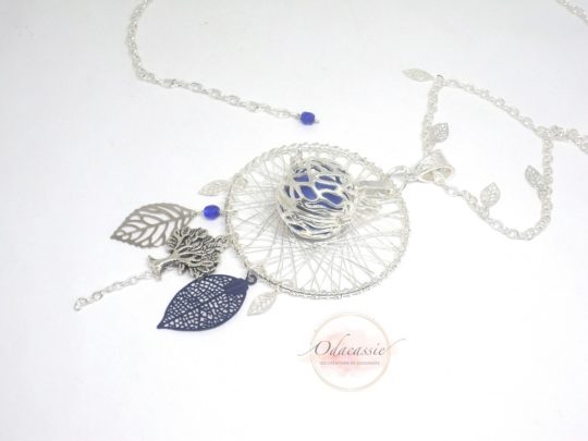 Bijou de grossesse bleu marine argenté bleu roi attrape-rêves dreamcatcher abre de vie estampes feuilles perles en verre de Bohême bola de grossesse pièce unique réalisée sur mesure par Odacassie les créations de Cassandre bijoux et accessoires faits main bijoux poétiques bijoux bohèmes bijoux romantiques idée cadeau femme enceinte idée cadeau grossesse idée cadeau naissance