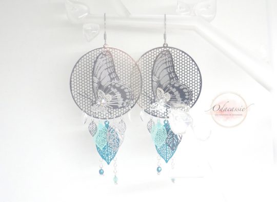 Boucles d'oreilles grands papillons avec strass estampes feuilles et perles en verre de Bohême argenté vert émeraude vert d'eau bijou en édition limitée acier inoxydable par Odacassie les créations de Cassandre bijoux et accessoires faits main bijoux poétiques bijoux bohèmes bijoux romantiques idée cadeau femme