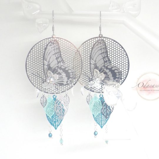 Boucles d'oreilles grands papillons avec strass estampes feuilles et perles en verre de Bohême argenté vert émeraude vert d'eau bijou en édition limitée acier inoxydable par Odacassie les créations de Cassandre bijoux et accessoires faits main bijoux poétiques bijoux bohèmes bijoux romantiques idée cadeau femme