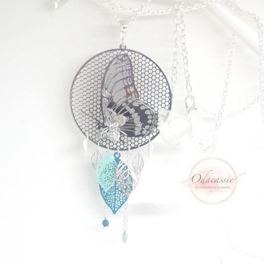 Sautoir grand papillon long collier avec strass estampes feuilles et perles en verre de Bohême argenté vert émeraude vert d'eau bijou en édition limitée par Odacassie les créations de Cassandre bijoux et accessoires faits main bijoux poétiques bijoux bohèmes bijoux romantiques idée cadeau femme