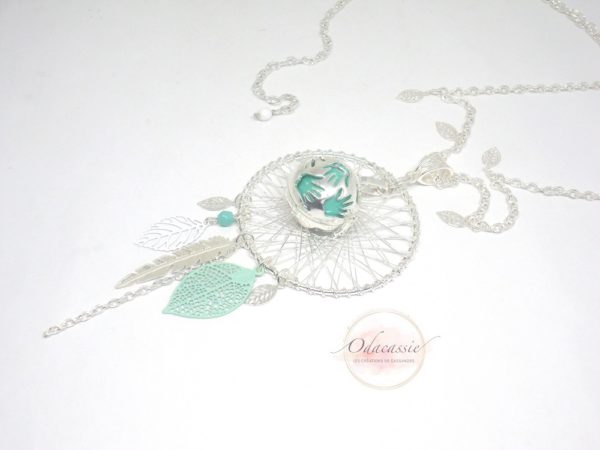 Idée cadeau femme enceinte bola de grossesse attrape-rêves dreamcatcher blanc vert d'eau turquoise clair argenté estampes feuilles plume perles pièce unique réalisée sur mesure par Odacassie les créations de Cassandre bijoux et accessoires faits main bijoux poétiques bijoux bohèmes bijoux romantiques idée cadeau future maman idée cadeau naissance idée cadeau grossesse