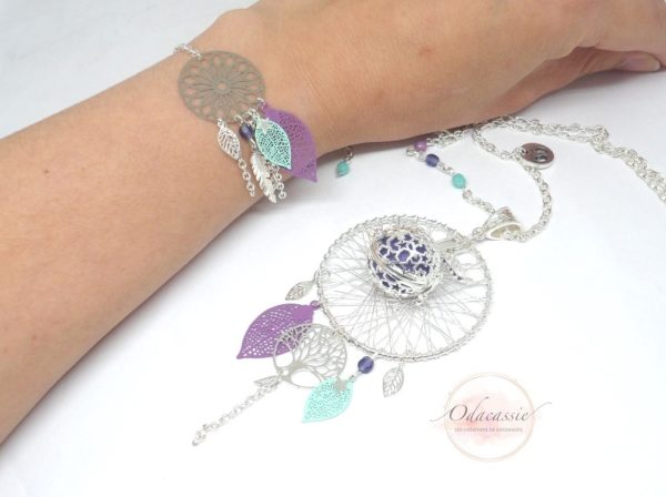 Commande personnalisée bola de grossesse et bracelet coordonnés attrape-rêves dreamcatcher dans les tons argenté violet mauve vert d'eau estampe arbre de vie cage étoilée ailes d'ange, feuilles, étoile, perles en verre de Bohême bijoux pièces uniques par Odacassie les créations de Cassandre bijoux et accessoires faits main bijoux poétiques bijoux bohèmes bijoux romantiques idée cadeau femme enceinte idée cadeau naissance idée cadeau grossesse