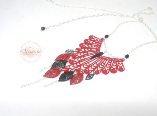 Sautoir plastron rouge noir argenté avec fines estampes chandelier géométrique feuilles et perles en verre de Bohême pièce unique réalisée sur mesure par Odacassie les créations de Cassandre bijoux et accessoires faits main bijoux poétiques bijoux bohèmes bijoux romantiques