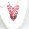 Sautoir plastron rouge noir argenté avec fines estampes chandelier géométrique feuilles et perles en verre de Bohême pièce unique réalisée sur mesure par Odacassie les créations de Cassandre bijoux et accessoires faits main bijoux poétiques bijoux bohèmes bijoux romantiques