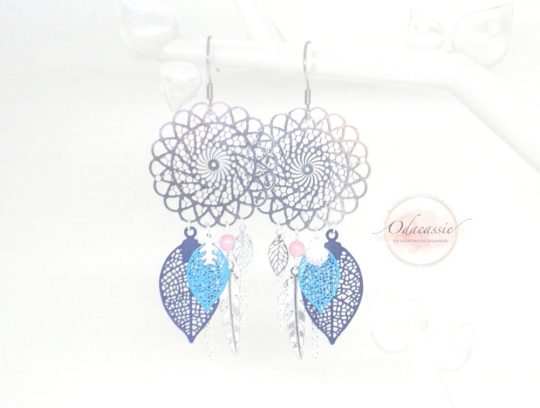 Boucles d'oreilles attrape-rêves sur mesure sur le thème de la mer estampes rosaces spirales feuilles plumes coquillage poisson perles pièce unique crochets en acier inoxydable par Odacassie les créations de Cassandre bijoux et accessoires faits main bijoux poétiques bijoux romantiques bijoux bohèmes idée cadeau femme