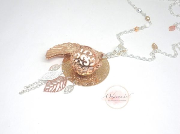 Bola de grossesse doré rose gold argenté blanc attrape-rêves dreamcatcher feuilles perles aile d'ange pièce unique par Odacassie les créations de Cassandre bijoux et accessoires faits main bijoux poétiques bijoux bohèmes bijoux romantiques idée cadeau grossesse idée cadeau naissance idée cadeau femme enceinte