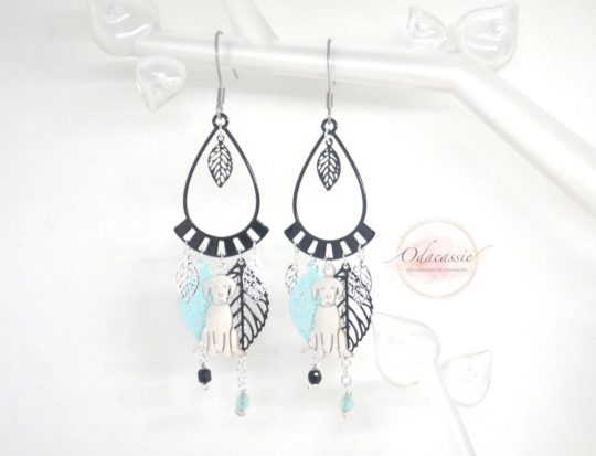 Boucles d'oreilles chiens argenté noir vert d'eau esprit attrape-rêves dreamcatcher avec fines estampes chandeliers feuilles perles acier inoxydable par Odacassie les créations de Cassandre bijoux et accessoires faits main bijoux poétiques bijoux bohèmes bijoux romantiques idée cadeau femme