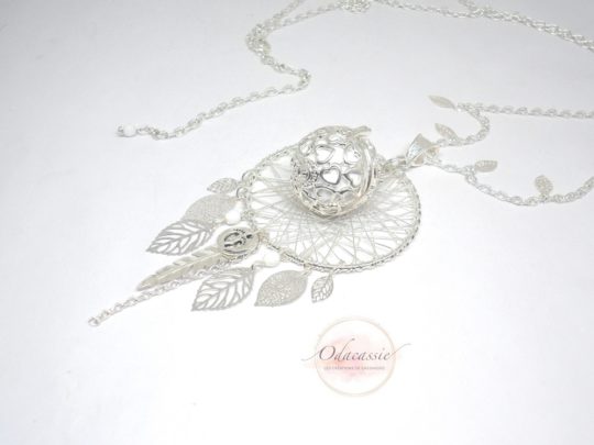 Bola de grossesse argenté blanc cage coeurs plume feuilles bille sonore blanche perles breloque petits pieds structure attrape-rêves dreamcatcher bijou de grossesse personnalisé sur mesure par Odacassie les créations de Cassandre bijoux et accessoires faits main bijoux poétiques bijoux bohèmes bijoux romantique idée cadeau femme enceinte idée cadeau naissance idée cadeau grossesse