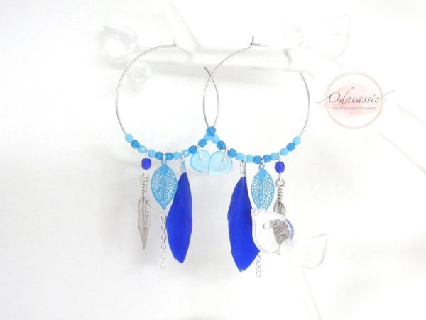 Créoles camaïeu de bleu argenté plumes feuilles perles attrape-rêves dreamcatcher anneaux en acier inoxydable chirugical pièce unique par Odacassie les créations de Cassandre bijoux et accessoires faits main bijoux faits main bijoux poétiques bijoux bohèmes bijoux romantiques idée cadeau femme