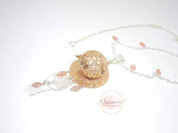 Bola de grossesse attrape-rêves doré argenté or rose gold blanc cage fleurs de tiaré feuilles estampes perle en verre de Bohême pampille plexiglas Odacassie pièce unique par Odacassie les créations de Cassandre bijoux et accessoires faits main bijoux poétiques bijoux bohèmes bijoux romantiques idée cadeau femme idée cadeau grossesse idée cadeau naissance