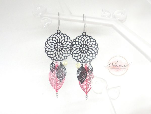 Boucles d'oreilles sur mesure noir rose jaune argenté estampes rosaces feuilles perles boucles d'oreilles crochets en acier inoxydable réalisation sur mesure par Odacassie les créations de Cassandre bijoux et accessoires faits main bijoux poétiques bijoux bohèmes bijoux romantiques idée cadeau femme