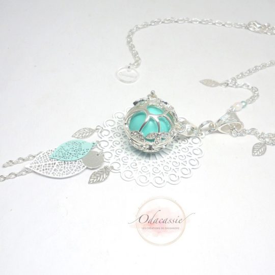 Bola arbre de vie strass attrape-rêves dreamcatcher feuilles perles argenté vert d'eau turquoise clair blanc bola de grossesse pièce unique par Odacassie les créations de Cassandre bijoux et accessoires faits main bijoux poétiques bijoux bohèmes bijoux romantiques cadeau idéal future maman cadeau idéal femme enceinte idée cadeau naissance