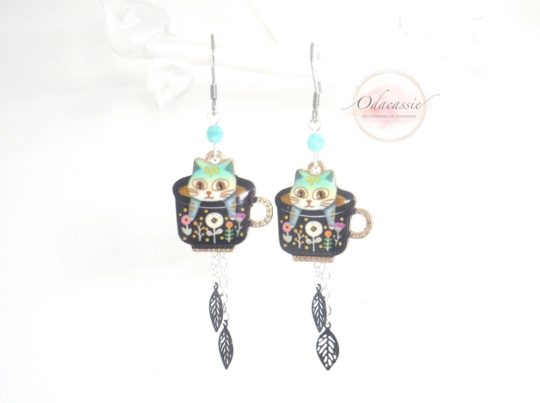 Boucles d'oreilles chats dans des tasses fleuries doré noir turquoise clair argenté estampes feuilles crochets acier inoxydable acier chirurgical bijou en édition limitée par Odacassie les créations de Cassandre bijoux et accessoires faits main bijoux poétiques bijoux bohèmes