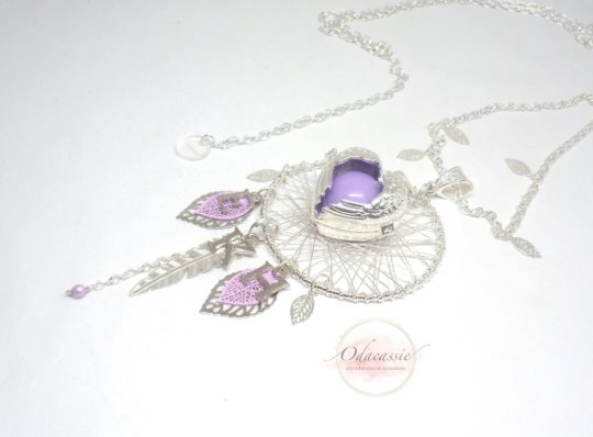 Bola de grossesse initiales prénoms cage ailes d'ange plume feuilles perles attrape-rêves dreamcatcher mauve argenté pièce unique réalisée sur mesure par Odacassie les créations de Cassandre bijoux et accessoires faits main bijoux poétiques bijoux bohèmes bijoux romantiques idée cadeau future maman idée cadeau naissance idée cadeau grossesse idée cadeau femme enceinte