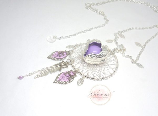 Bola de grossesse initiales prénoms cage ailes d'ange plume feuilles perles attrape-rêves dreamcatcher mauve argenté pièce unique réalisée sur mesure par Odacassie les créations de Cassandre bijoux et accessoires faits main bijoux poétiques bijoux bohèmes bijoux romantiques idée cadeau future maman idée cadeau naissance idée cadeau grossesse idée cadeau femme enceinte