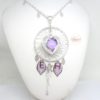 Bola de grossesse initiales prénoms cage ailes d'ange plume feuilles perles attrape-rêves dreamcatcher mauve argenté pièce unique réalisée sur mesure par Odacassie les créations de Cassandre bijoux et accessoires faits main bijoux poétiques bijoux bohèmes bijoux romantiques idée cadeau future maman idée cadeau naissance idée cadeau grossesse idée cadeau femme enceinte