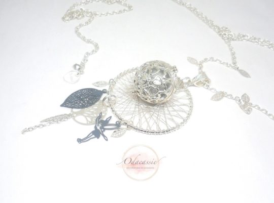 Bola de grossesse gris et argenté cage coeurs fée feuilles arbre de vie perle attrape-rêves dreamcatcher piece unique réalisée sur mesure par Odacassie les créations de Cassandre bijoux et accesssoires faits main bijoux poétiques bijoux bohèmes bijoux romantiques idée cadeau future maman cadeau idéal future maman idée cadeau grossesse idée cadeau naissance idée cadeau femme enceinte