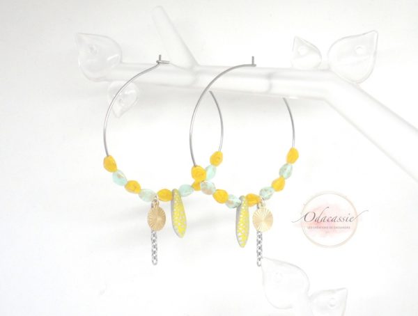 Créoles jaunes vert d'eau doré or sequins dorés perles en verre de Bohême créoles acier inoxydable acier chirurgical boucles d'oreilles édition limitée par Odacassie les créations de Cassandre bijoux et accessoires faits main bijoux poétiques bijoux bohèmes bijoux romantiques idée cadeau femme