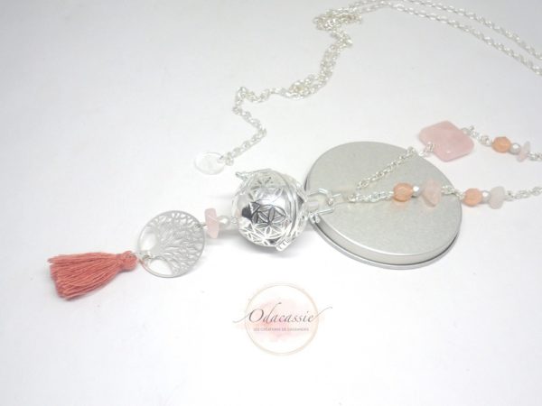 Bijou de grossesse quartz rose gris argenté irisé nacré rose arbre de vie pompon cage mandala perles en verre de Bohême bola de grossesse pièce unique par Odacassie les créations de Cassandre bijoux et accessoires faits main bijoux faits main bijoux poétiques bijoux bohèmes bijoux romantiques idée cadeau future maman idée cadeau naissance idée cadeau grossesse idée cadeau femme enceinte