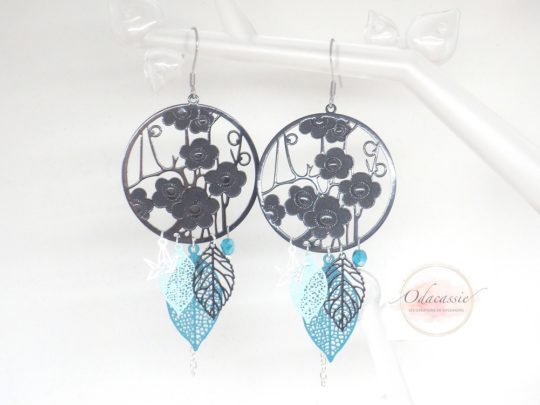 Boucles d'oreilles noir vert d'eau vert émeraude argenté avec fines estampes fleurs feuilles et oiseaux origami perles en verre de Bohême crochets en acier inoxydable acier chirurgical bijou en édition limitée par Odacassie les créations de Cassandre bijoux et accessoires faits main bijoux poétiques bijoux bohèmes bijoux romantiques idée cadeu femme idée cadeau Noël idée cadeau fêtes de fin d'année