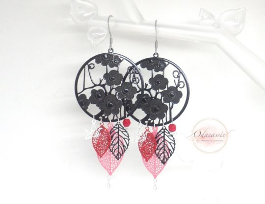 Boucles d'oreilles noir rouge rose argenté avec fines estampes fleurs feuilles et oiseaux origami perles en verre de Bohême crochets en acier inoxydable acier chirurgical bijou en édition limitée par Odacassie les créations de Cassandre bijoux et accessoires faits main bijoux poétiques bijoux bohèmes bijoux romantiques idée cadeu femme idée cadeau Noël idée cadeau fêtes de fin d'année